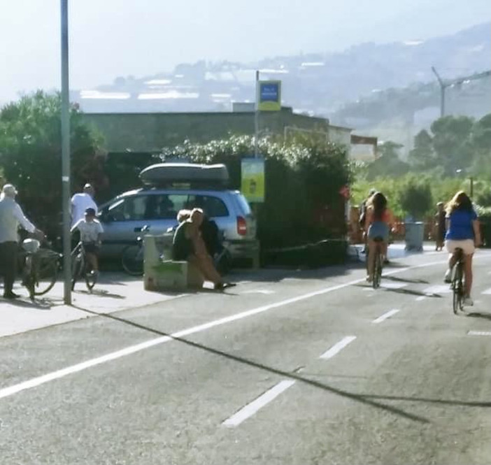 Una delle auto immortalate sulla pista ciclabile in zona La Vesca