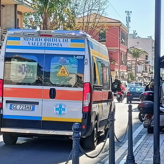 Vallecrosia: si sente male mentre beve un caffè, 81enne soccorsa anche dal Sindaco (Foto)