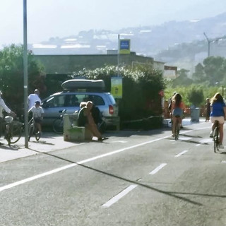 Una delle auto immortalate sulla pista ciclabile in zona La Vesca