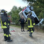 Dolceacqua: perde il controllo dell'auto, cade da un muro si ribalta sulla Provinciale. Ferito un 25enne (Foto)