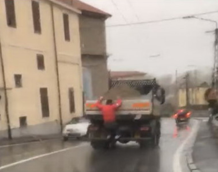 Ventimiglia: viaggia 'appeso' al retro di un camion nella zona di Nervia, il video diventa virale