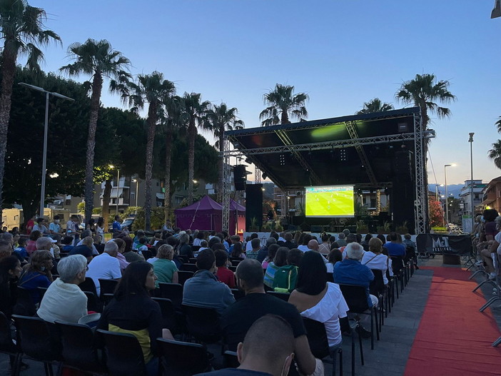 Il concerto dopo la partita: una festa spontanea a San Bartolomeo al Mare. Tutti in piedi a cantare, ballare e applaudire (Foto)