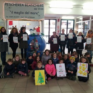 Bordighera: i bimbi di ‘Villa Felomena’ hanno portato i loro auguri di buon Natale ai cittadini (Foto)