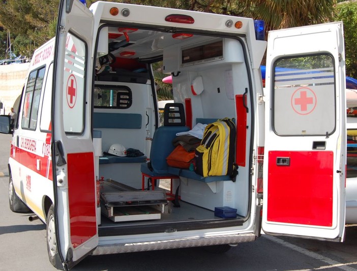Maltempo a Genova: rimane bloccata anche un'ambulanza della Croce Rossa di Bordighera