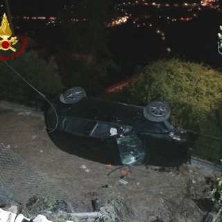 Vallebona: auto finisce fuoristrada e fa un volo di tre metri, illesi gli occupanti e intervento dei Vvf (Foto)