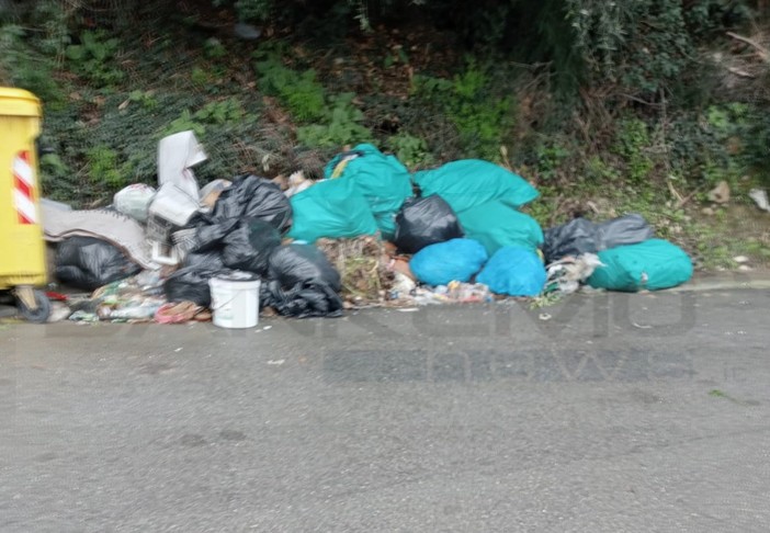 Sanremo: discarica a cielo aperto in via Monte Ortigara, sacchetti abbandonati da un mese (Foto)