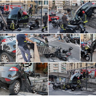 Sanremo: perde il controllo dell'auto finisce in via Roglio, sfondata una ringhiera e distrutti alcuni scooter (Foto)