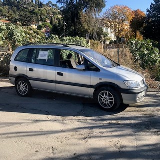 Bordighera: auto abbandonata da tempo sulla via Romana, senza targhe e probabilmente rubata (Foto)