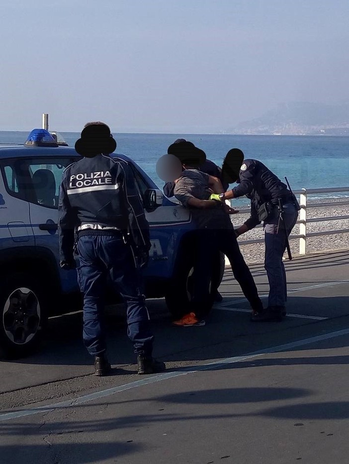 Bordighera: afgano non si ferma ad un posto di controllo, fermato sul lungomare dopo un inseguimento (Foto)