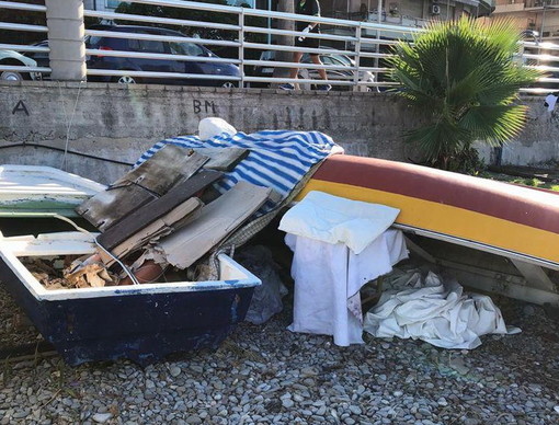 Ventimiglia: sgomberato dall’Amministrazione un accampamento abusivo sul lungomare