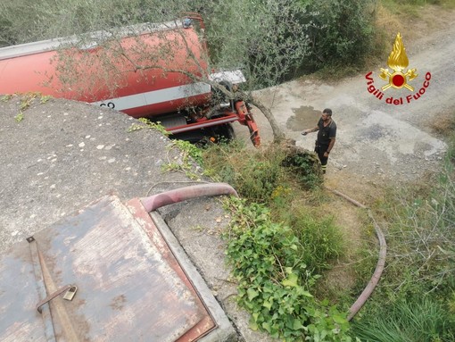 Vessalico: nell'entroterra oggi due viaggi dell'autobotte dei Vigili del Fuoco per rifornimento d'acqua (Foto)