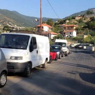 Sanremo: un'auto ed un furgone abbandonati in strada Borgo Tinasso, la mail di un nostro lettore