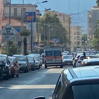 Bordighera: traffico in tilt nel pomeriggio per un'ambulanza parcheggiata in mezzo alla strada (Foto e Video)