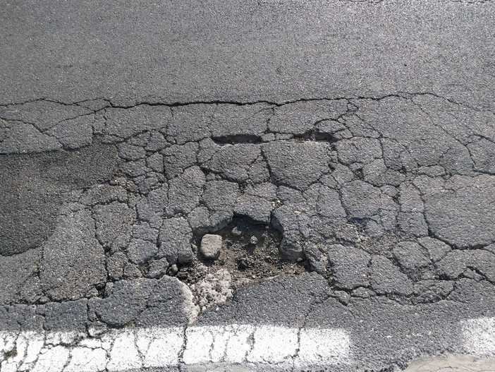 Vallecrosia: via Roma vicino ad Erio con l'asfalto in pessime condizioni, la segnalazione di un lettore (Foto)