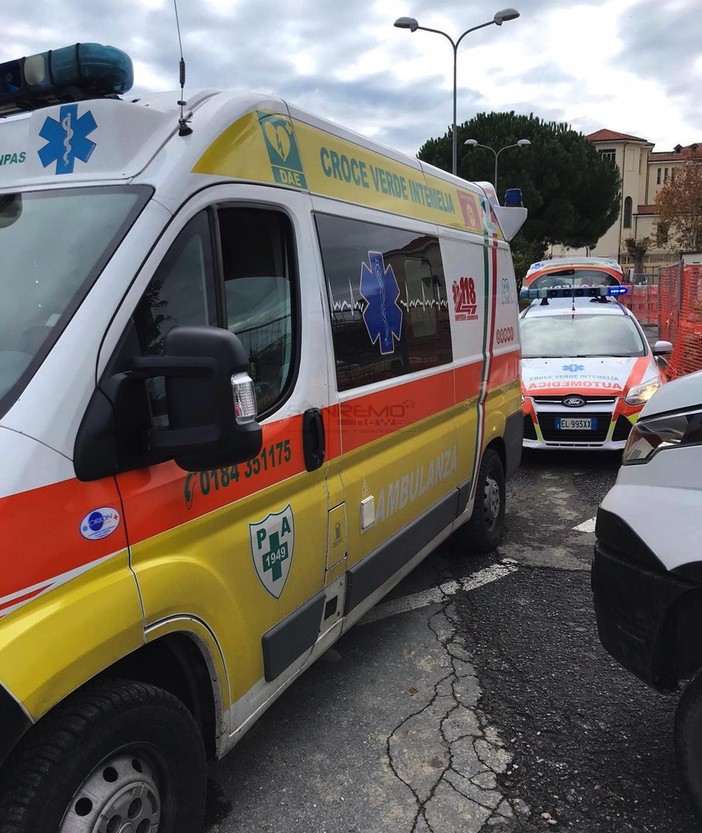 Ventimiglia: donna di 35 anni cade dallo scooter in via Asse, trasportata in codice giallo in ospedale
