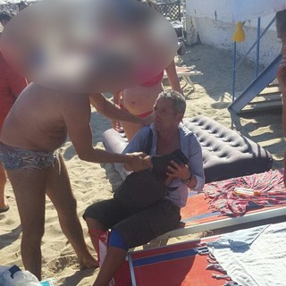 L'uomo fermato in spiaggia