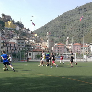 Badalucco: grande successo per la partita tra le realtà dell’aggregazione giovanile con oltre 50 ragazzi (Foto)