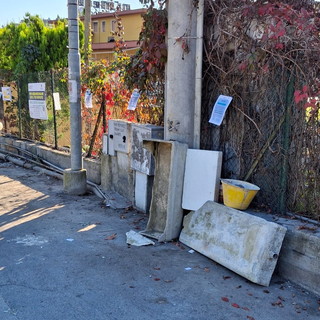 Sanremo: abbandono dei rifiuti, questa volta tocca all'Eternit ma se non si interviene con telecamere e multe salate nulla cambierà (Foto)