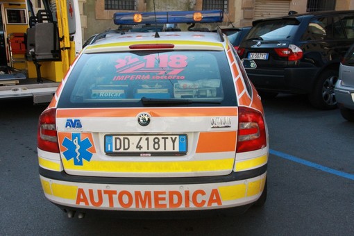 Diano Marina: cade in strada, 80enne portato in ospedale per un trauma cranico