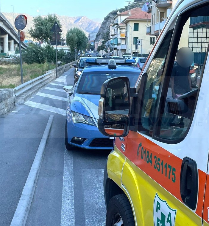 Ventimiglia: zuffa tra migranti in via Tenda, alla fine spunta un coltello. 25enne colpito tre volte (Foto)