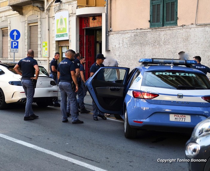 Sanremo: tutto in regola per i due turisti fermati in corso Orazio Raimondo, qualcuno li aveva visti con armi che non c'erano