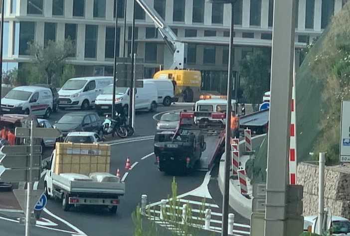 Dal Principato di Monaco: auto si capotta all'uscita di Beausoleil, traffico bloccato all'uscita della Escota