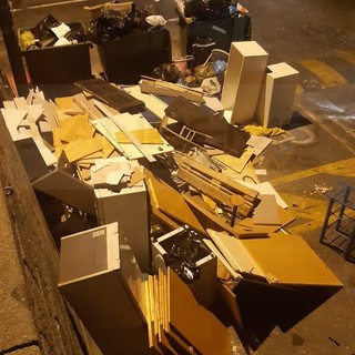 Sanremo: conferimento dei rifiuti... che follia! Una cucina con tanto di frigo abbandonata al porto (Foto)