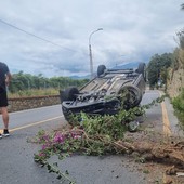 Sanremo: si capotta con l'auto in corso Mazzini, 44enne in codice giallo all'ospedale 'Borea' (Foto)