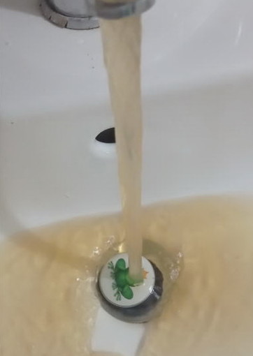 Ventimiglia: acqua marrone dai rubinetti di Villatella, una lettrice &quot;Qualcuno intervenga al più presto!&quot;