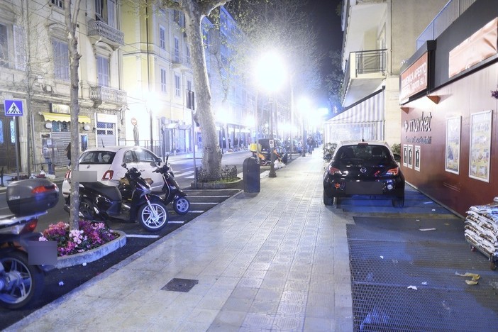 Sanremo: lascia l'auto sul marciapiede per andare a fare la spesa, parcheggio selvaggio in corso Garibaldi (Foto)