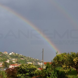 Pioggia e sole nello stesso momento: doppio arcobaleno spettacolare sul cielo di Sanremo