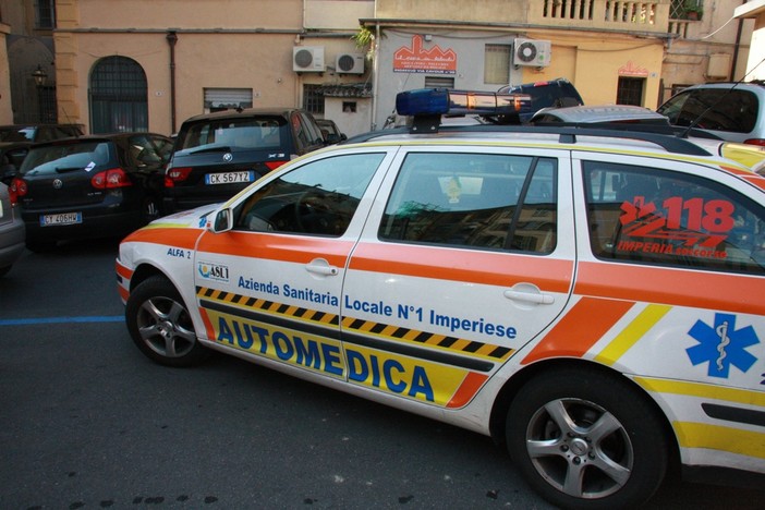 Bordighera: incidente stradale sull'Aurelia, 44enne pugliese portata in ospedale