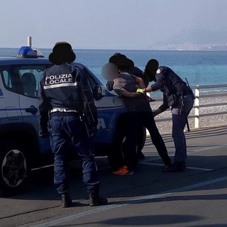 Bordighera: afgano non si ferma ad un posto di controllo, fermato sul lungomare dopo un inseguimento (Foto)