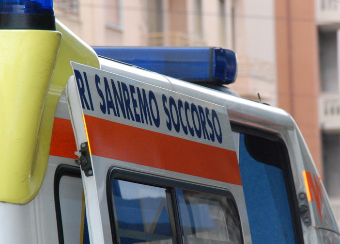Sanremo: da due giorni chiuso in casa e colto da più ictus, i vicini danno l'allarme ed i soccorsi riescono a salvarlo