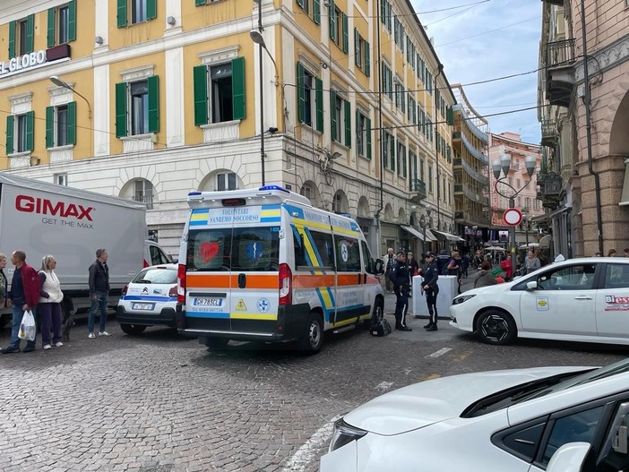 Sanremo: crisi respiratoria per un bimbo in piazza Borea D'Olmo, pronto intervento del 118