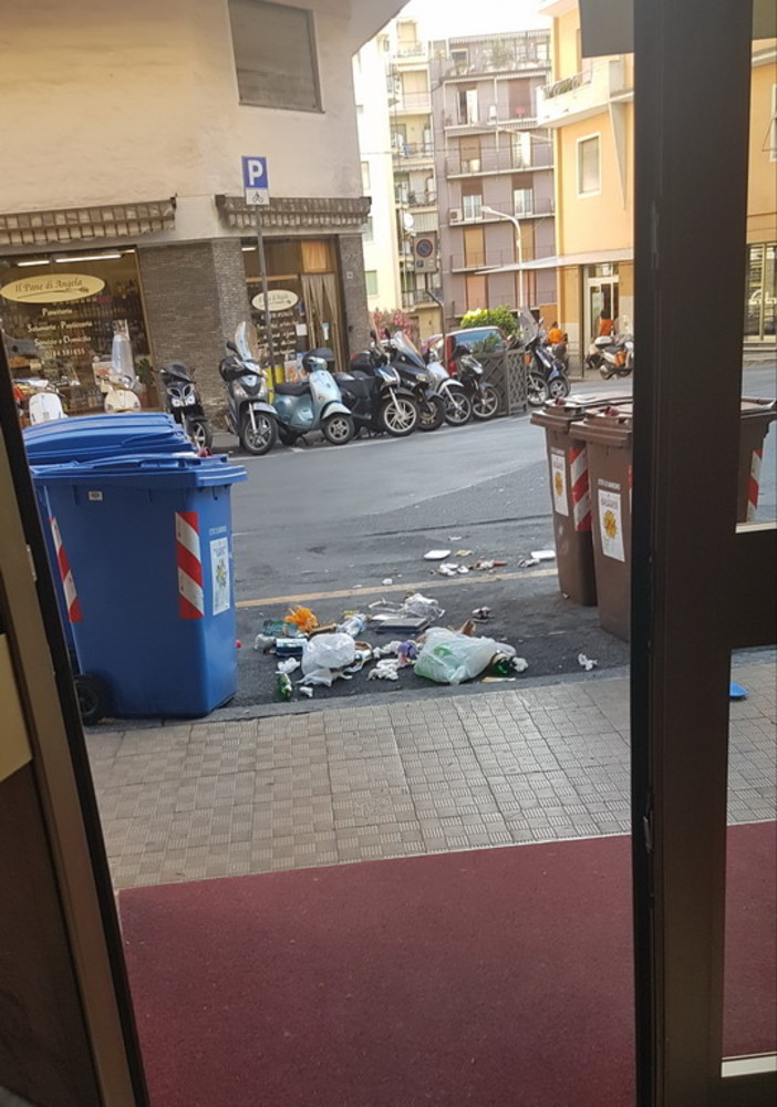 Sanremo: abbandono di rifiuti 'selvaggio', stavolta la storia si ripete in via Galilei al 'Polo Nord' (Foto)