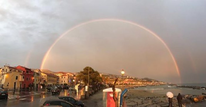 La foto di un lettore dello splendido arcobaleno di ieri pomeriggio a Riva Ligure