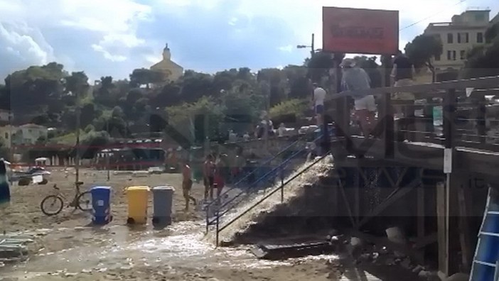 Sanremo: temporale improvviso ed il lungomare di Bussana si trasforma in un torrente di acqua e melma