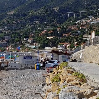 L'auto finita in spiaggia a Ospedaletti