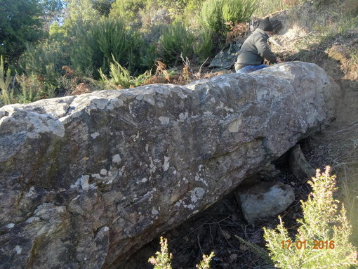 Nuove testimonianze archeologiche sul territorio di Seborga: scoperto un menhir enorme