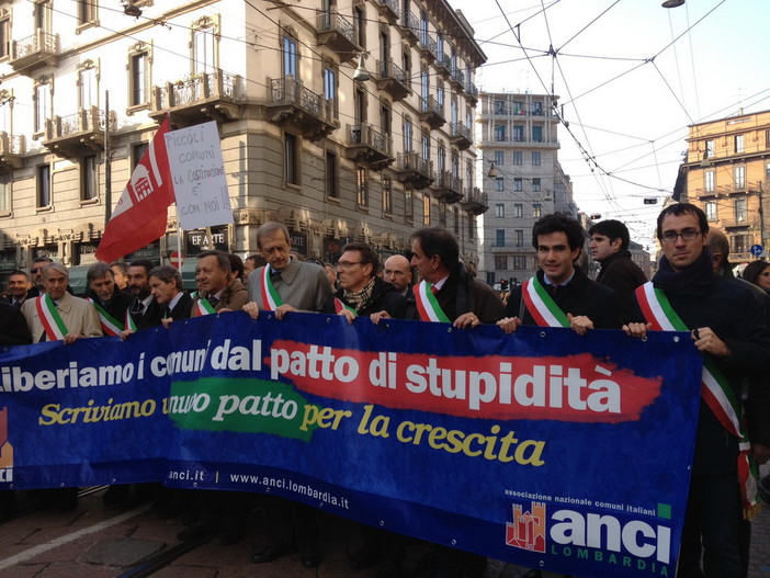 L'assessore Alberti di Camporosso in prima linea alla manifestazione contro il patto di stabilità in corso a Milano