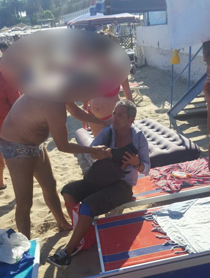 L'uomo fermato in spiaggia