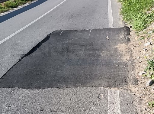 Ventimiglia: lavori eseguiti male sulla strada per Bevera, grosse buche e pericoli per chi transita (Foto)