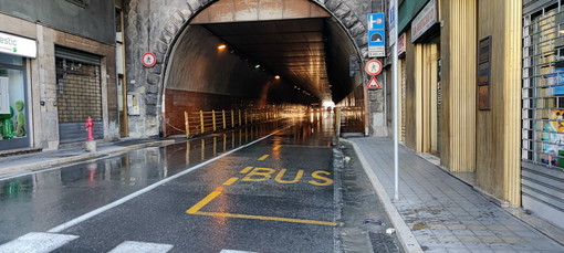 Sanremo: probabile rottura di una tubazione, da questa mattina parzialmente allagata la galleria Francia (Foto e Video)