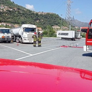 Ventimiglia: travaso di liquido infiammabile da un'autocisterna, stamattina l'assistenza dei VVF (Foto)