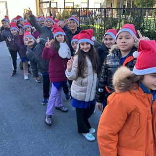 Arma di Taggia: gli alunni della Primaria hanno fatto gli auguri alle attività commerciali (Foto)