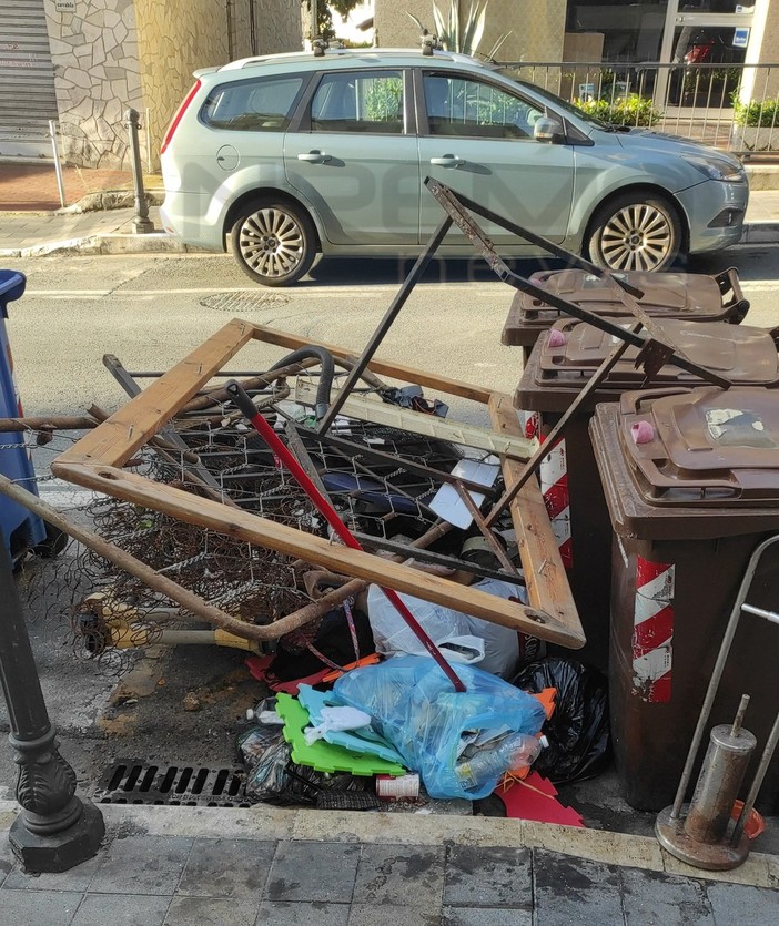 Sanremo: i 'furbetti dell'immondizia' colpiscono ogni sera, il comitato Martiri, Agosti e Borgo chiede più controlli (Foto)