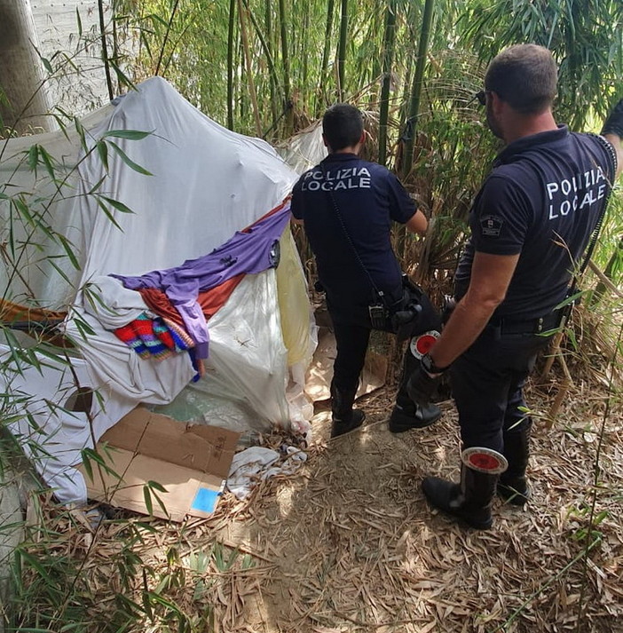 Sanremo: smantellato accampamento abusivo a due passi dalla stazione ferroviaria (Foto)