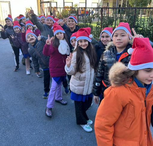 Arma di Taggia: gli alunni della Primaria hanno fatto gli auguri alle attività commerciali (Foto)