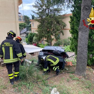 Sanremo: finisce fuoristrada con l'auto, occupanti illesi ma vettura quasi distrutta (Foto)